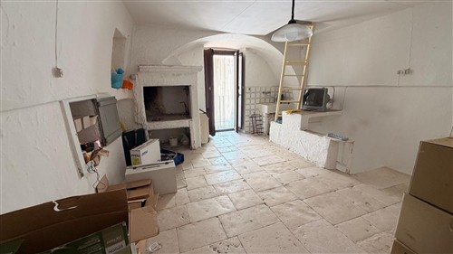 Casa Indipendente Di 2 Vani Oltre Locale Al Piano Terra.